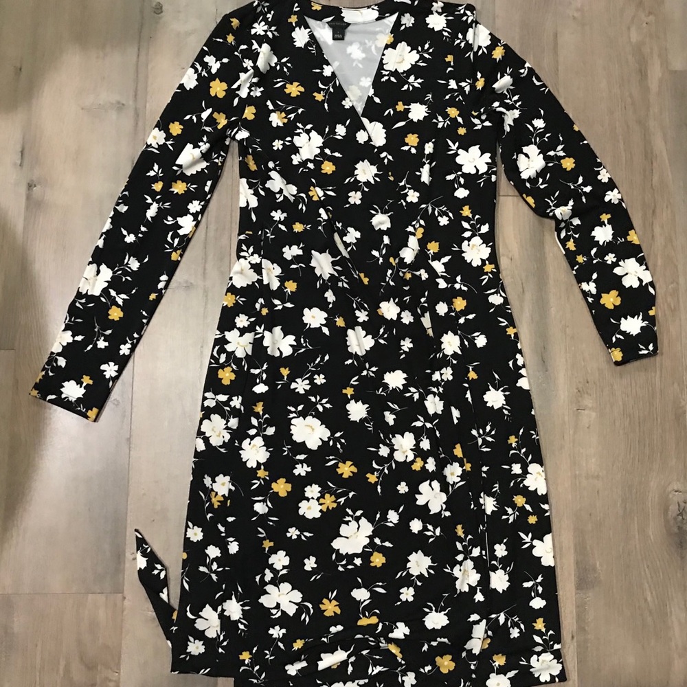 Beautiful Ann Taylor Women’s Floral Wrap Dress